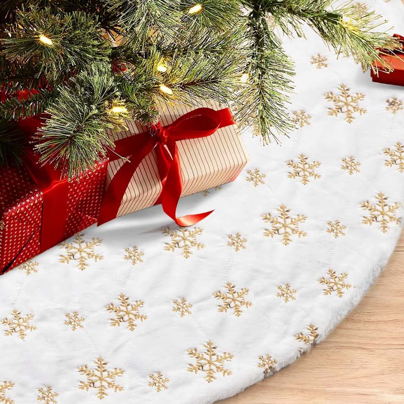 Beautiful Christmas Tree Skirt: Holiday Atmosphere