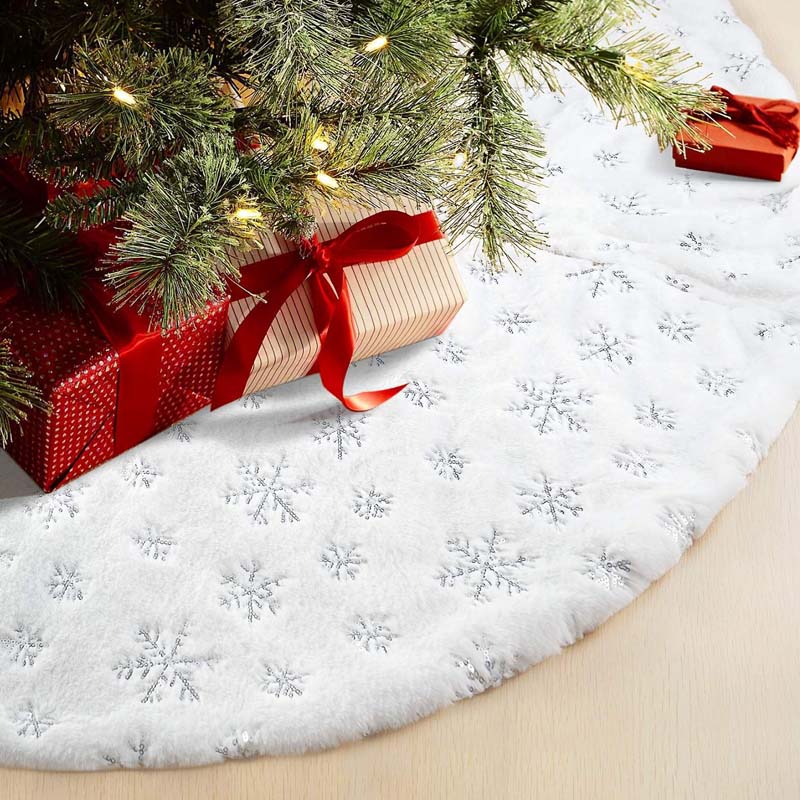 Beautiful Christmas Tree Skirt: Holiday Atmosphere