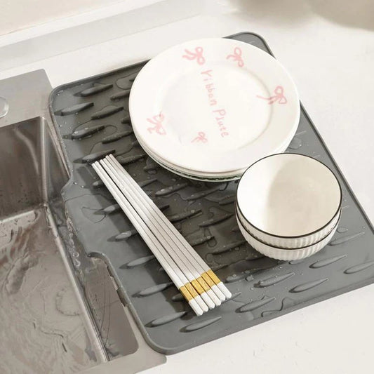 🍽️ 60% OFF NOW! ✨ No-Spill Silicone Worktop Saver - Heat-Resistant & Non-Slip Drying Mat with Drainage Groove 💧🧽